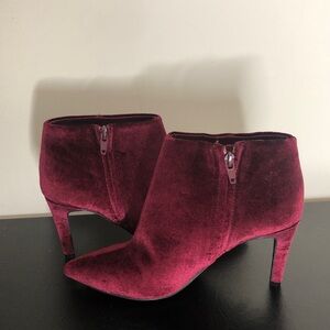 Old Navy women Velvet Ankle Boots burgundy size 7